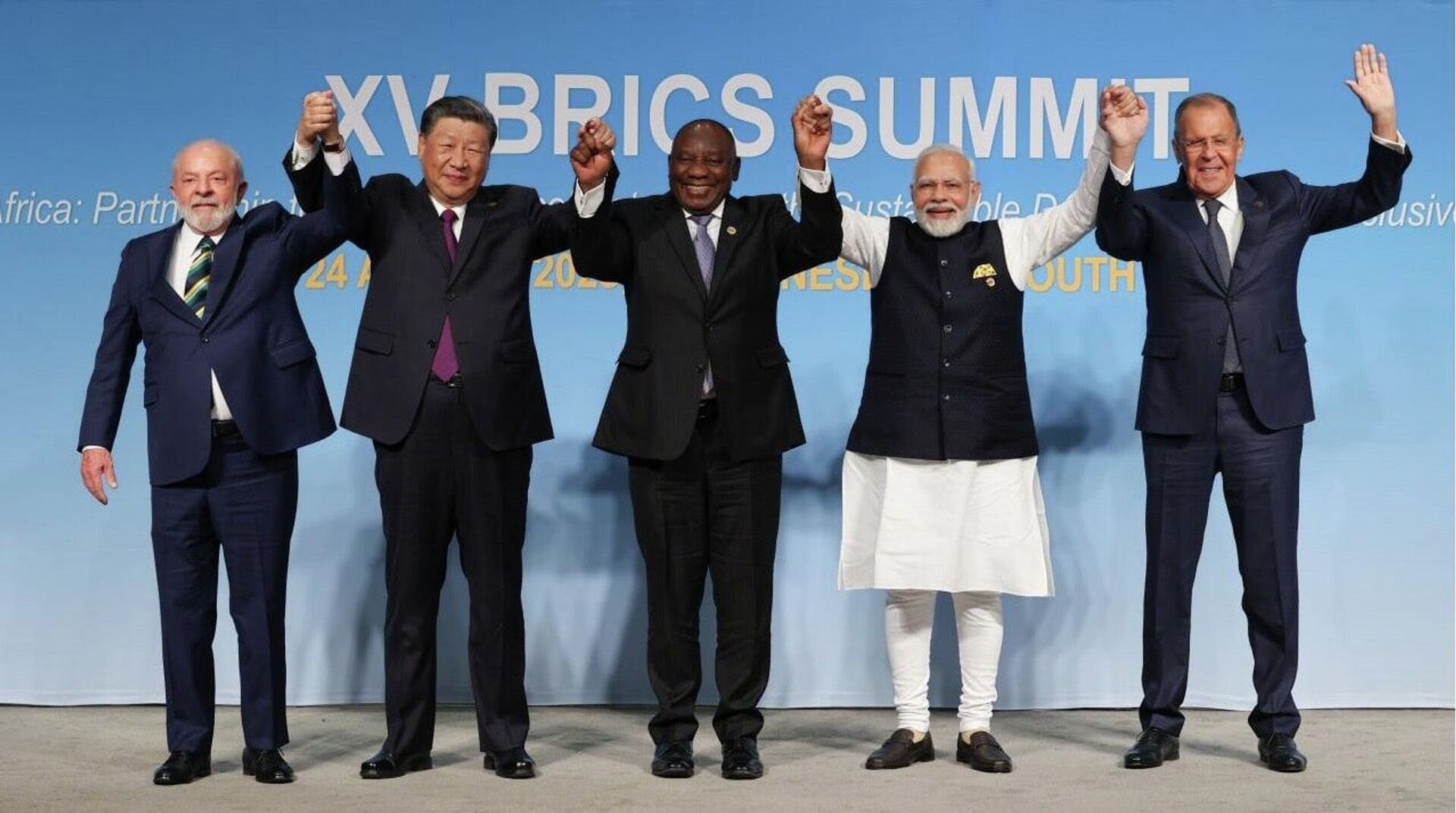 Heads of the BRICS nations' delegations show the BRICS spirit during the traditional photo ceremony - Sputnik भारत, 1920, 24.08.2023