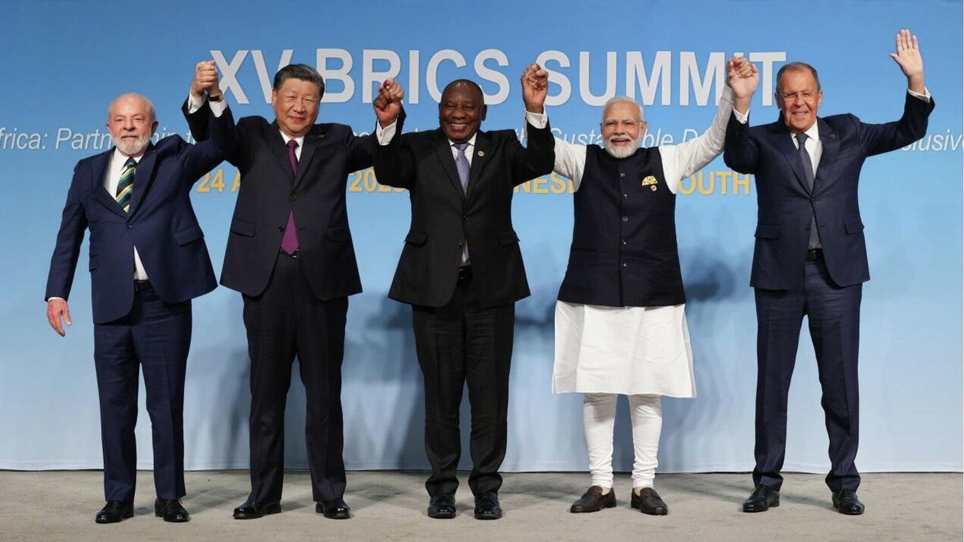 Heads of the BRICS nations' delegations show the BRICS spirit during the traditional photo ceremony - Sputnik भारत, 1920, 04.09.2023