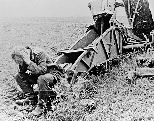 महान देशभक्तिपूर्ण युद्ध 1941-1945 ओर्योल-कुर्स्क दिशा, टूटी हुई पैदल सेना की बंदूक के पास जर्मन सैनिक - Sputnik भारत
