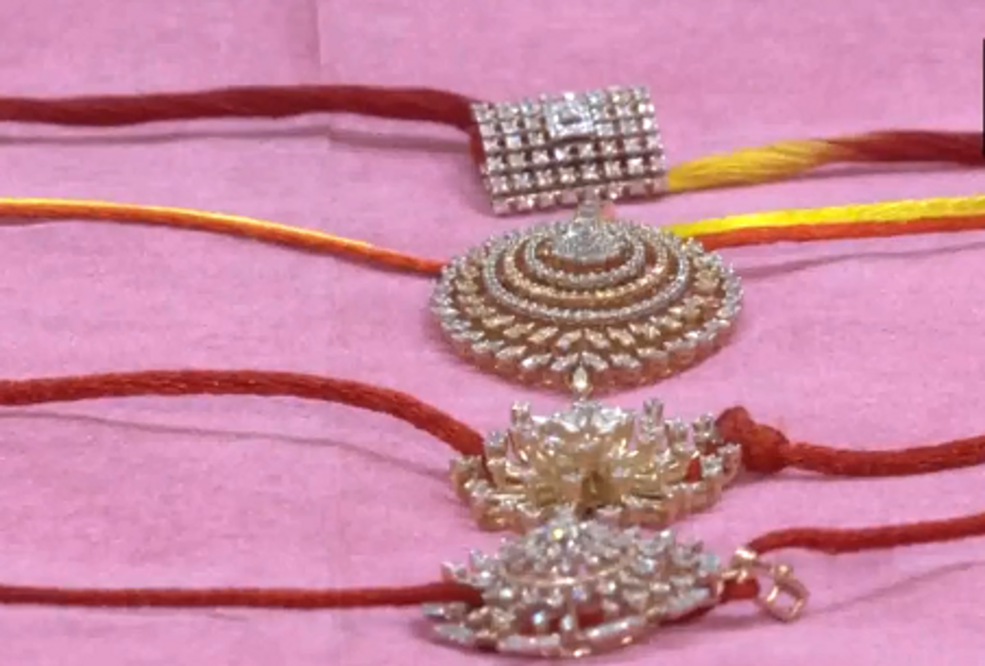Many jewelry shops in India's diamond city of Surat in Gujarat state have launched gold, silver, and diamond-studded rakhis to woo customers to make ornamental purchases. - Sputnik भारत, 1920, 31.08.2023