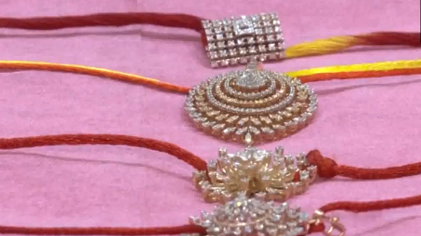 Many jewelry shops in India's diamond city of Surat in Gujarat state have launched gold, silver, and diamond-studded rakhis to woo customers to make ornamental purchases. - Sputnik India