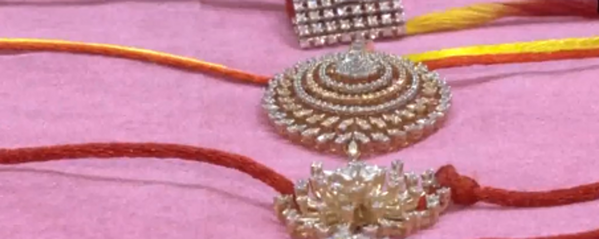 Many jewelry shops in India's diamond city of Surat in Gujarat state have launched gold, silver, and diamond-studded rakhis to woo customers to make ornamental purchases. - Sputnik India, 1920, 23.08.2023