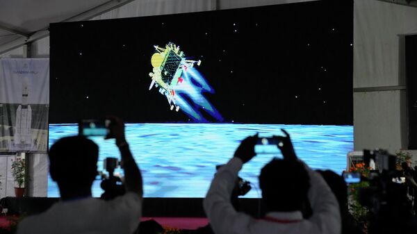 Journalists film the live telecast of spacecraft Chandrayaan-3 landing on the moon at ISRO's Telemetry, Tracking and Command Network facility in Bengaluru, India, Wednesday, Aug. 23, 2023.  - Sputnik भारत
