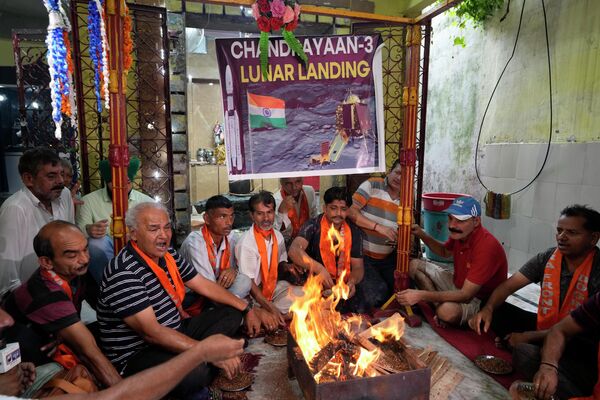 दक्षिणपंथी हिंदू समूहों &quot;डोगरा फ्रंट&quot; और &quot;शिव सेना&quot; के कार्यकर्ताओं ने चंद्रमा पर भारतीय अंतरिक्ष यान चंद्रयान-3 की सफल लैंडिंग के लिए प्रार्थना करते हुए भारत के जम्मू में अनुष्ठान आयोजित किया (AP Photo/Channi Anand) - Sputnik भारत