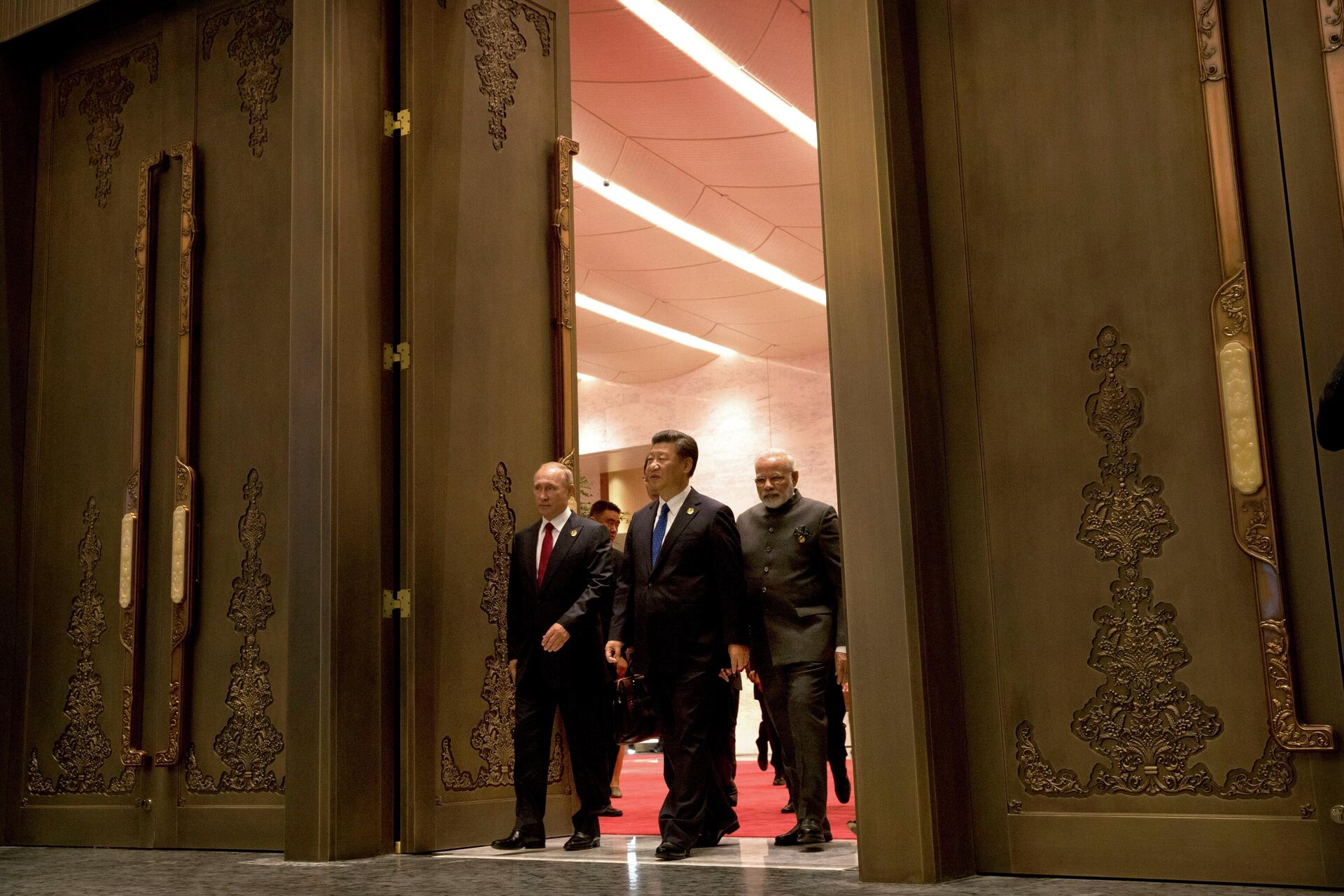  Russian President Vladimir Putin, Chinese President Xi Jinping and Indian Prime Minister Narendra Modi arrive for the Dialogue of Emerging Market and Developing Countries on the sidelines of a BRICS Summit. File photo. - Sputnik India, 1920, 24.08.2023