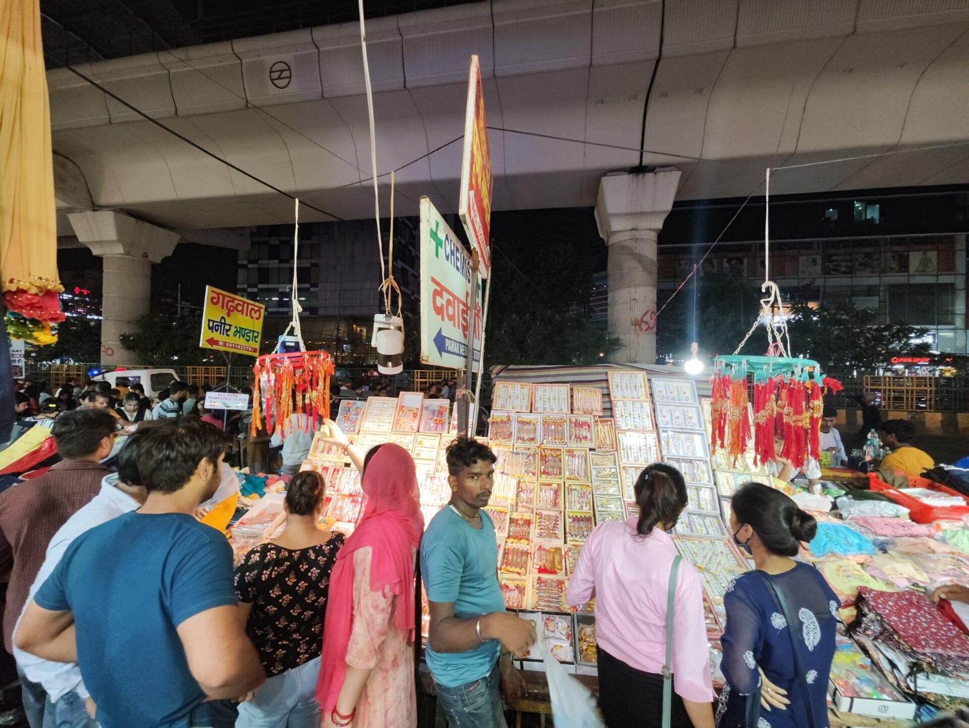 Women Buying Rakhi Ahead of Raksha Bandhan in India - Sputnik India, 1920, 24.08.2023