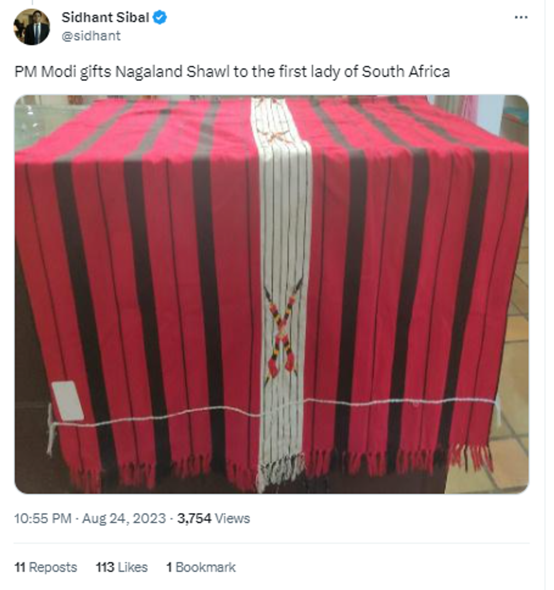 Prime Minister Narendra Modi gifted Nagaland shawl to the first lady of South Africa Tshepo Motsepe. - Sputnik India, 1920, 25.08.2023