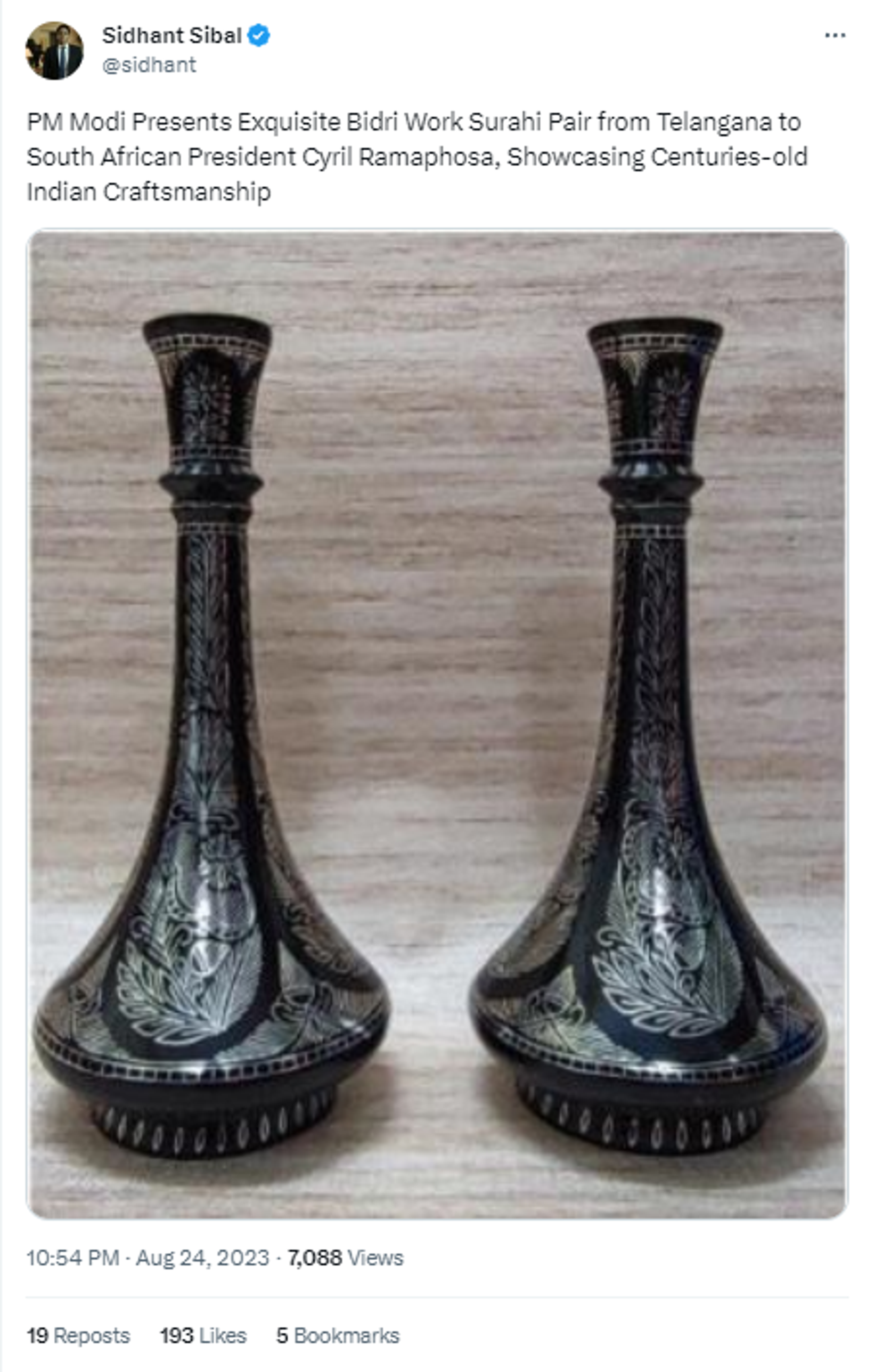 Prime Minister Narendra Modi gifted a pair of beautifully crafted Bidri vases to South African President Cyril Ramaphosa. - Sputnik India, 1920, 25.08.2023
