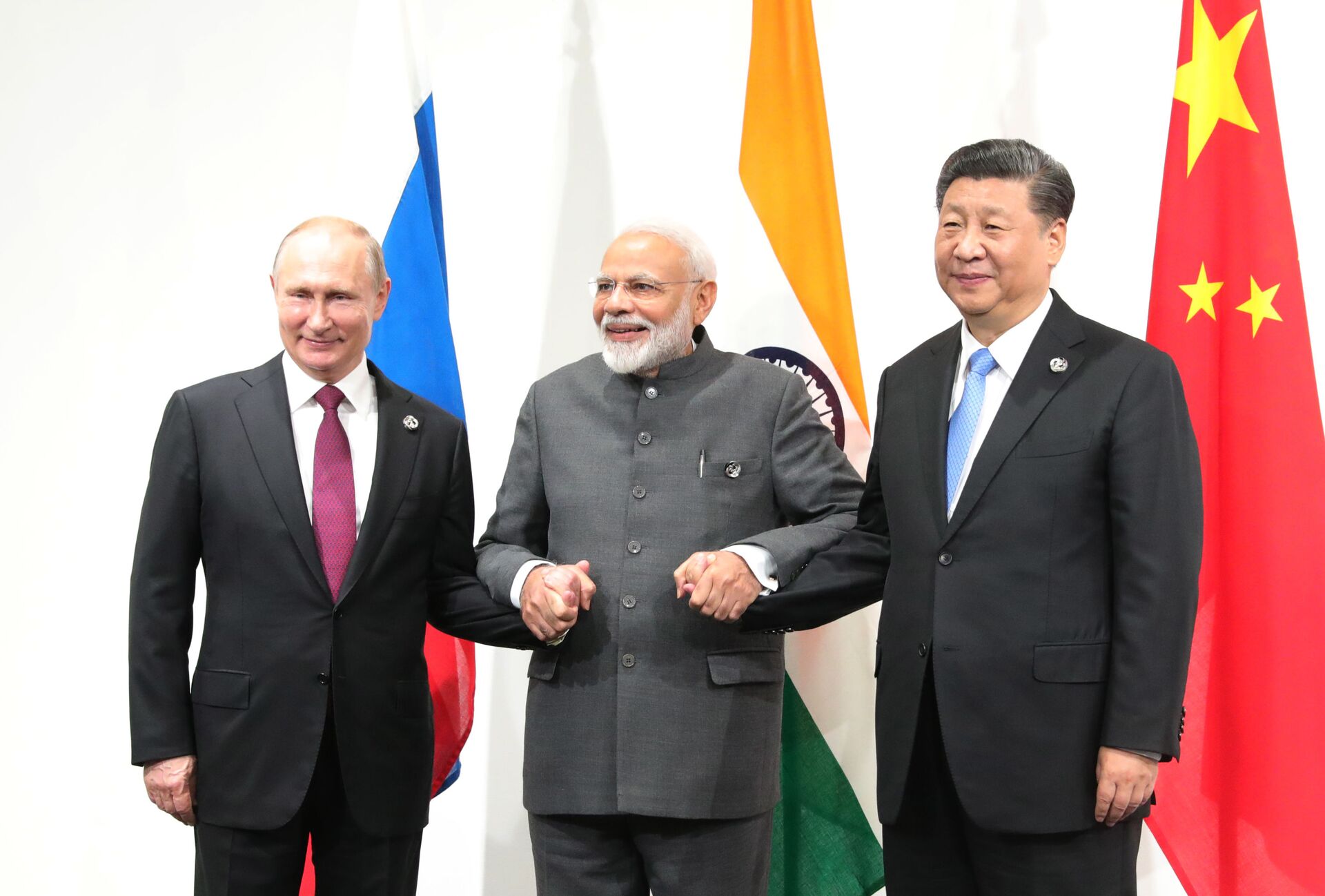 Russian President Vladimir Putin, India's Prime Minister Narendra Modi and Chinese President Xi Jinping pose for a photo during a meeting on the sidelines of the Group of 20 (G20) leaders summit in Osaka, Japan - Sputnik India, 1920, 07.09.2023
