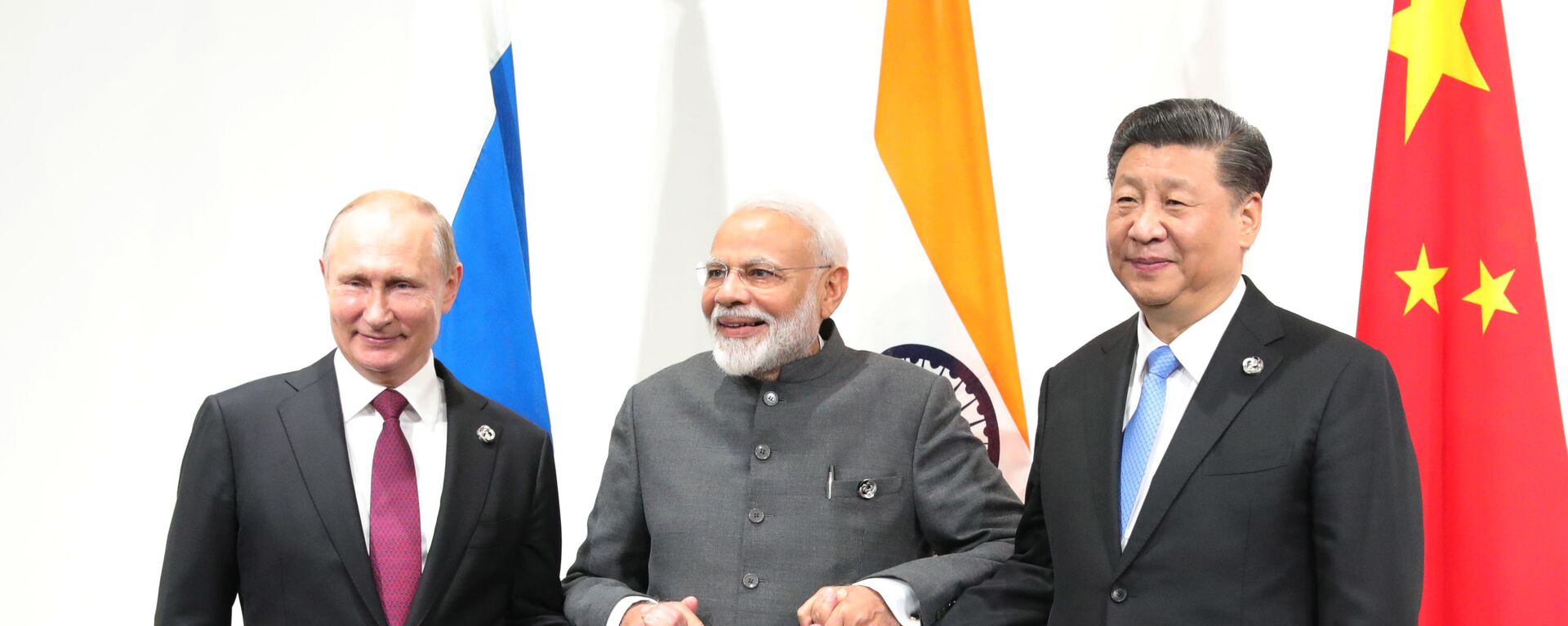 Russian President Vladimir Putin, India's Prime Minister Narendra Modi and Chinese President Xi Jinping pose for a photo during a meeting on the sidelines of the Group of 20 (G20) leaders summit in Osaka, Japan - Sputnik India, 1920, 09.01.2025