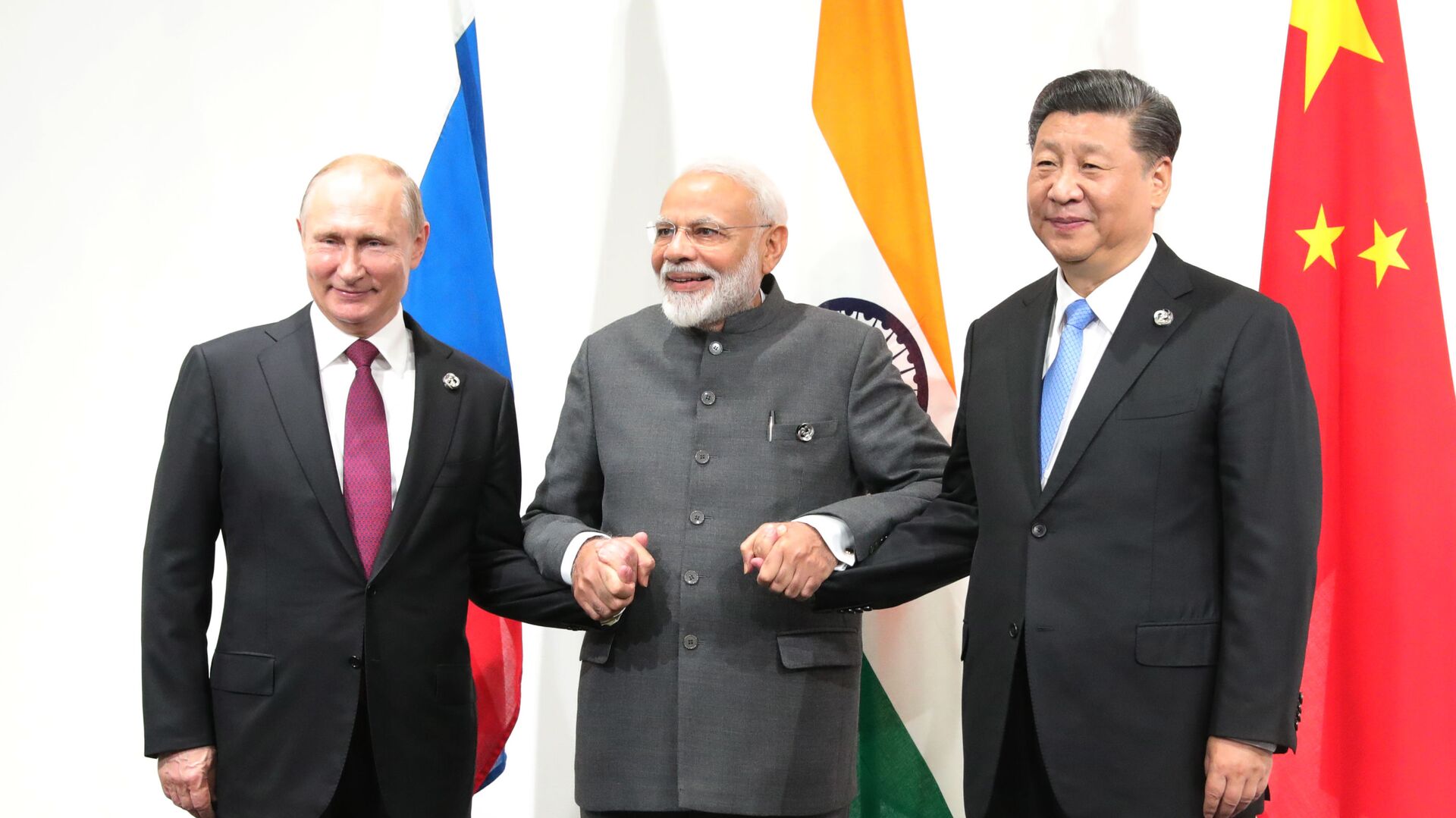 Russian President Vladimir Putin, India's Prime Minister Narendra Modi and Chinese President Xi Jinping pose for a photo during a meeting on the sidelines of the Group of 20 (G20) leaders summit in Osaka, Japan - Sputnik भारत, 1920, 25.08.2023