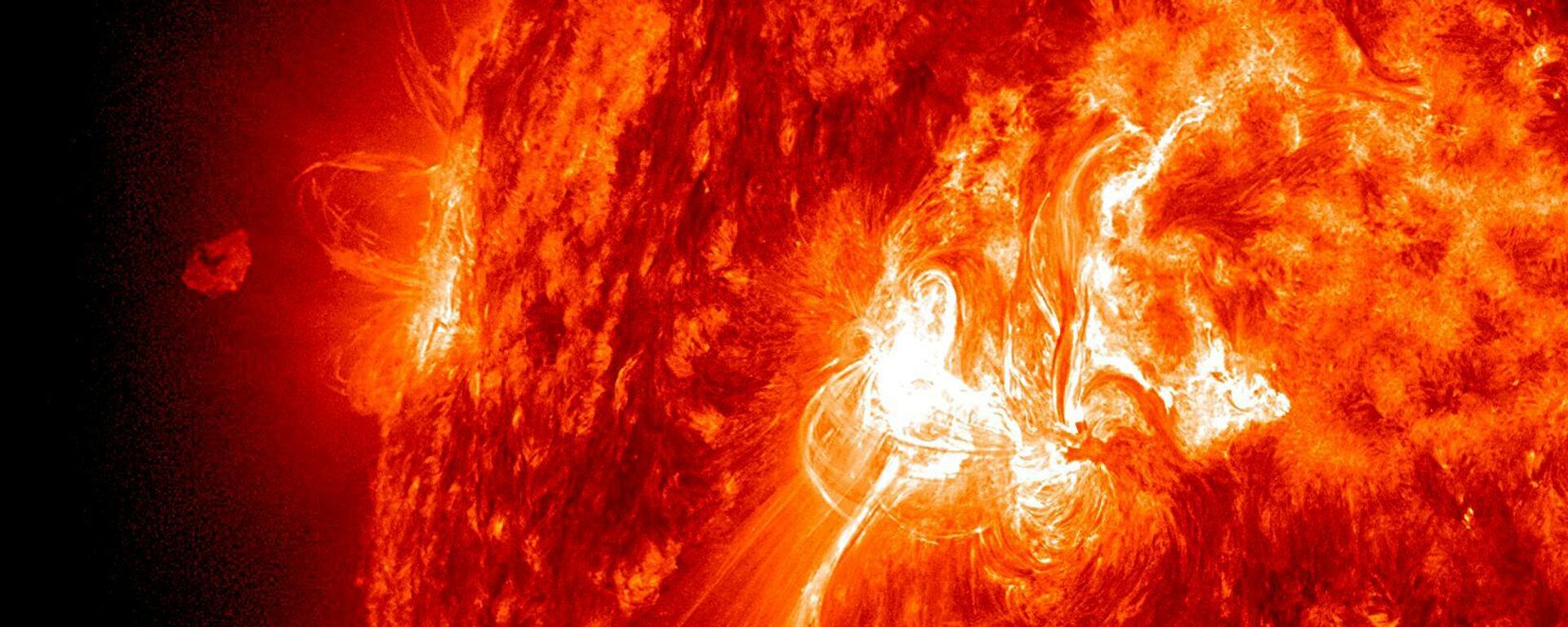 The Sun popped off an M-Class (moderate level) flare on Sept. 25, 2011 that sent a plume of plasma out above the Sun, but a good portion of it appeared to fall back towards the active region that launched it - Sputnik भारत, 1920, 25.08.2023