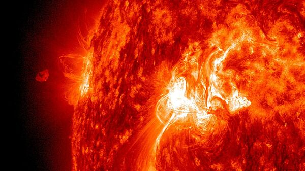 The Sun popped off an M-Class (moderate level) flare on Sept. 25, 2011 that sent a plume of plasma out above the Sun, but a good portion of it appeared to fall back towards the active region that launched it - Sputnik भारत