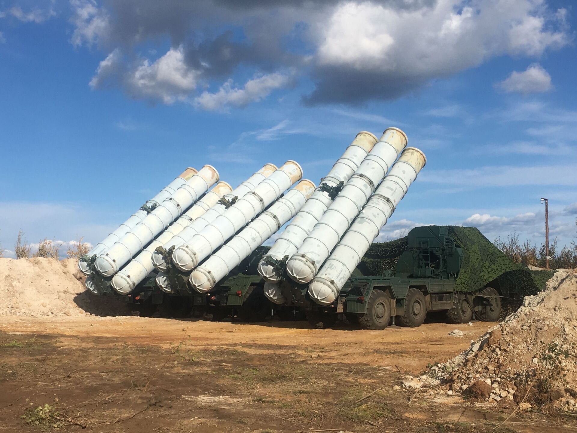 S-400 Triumph anti-aircraft missile system seen during the Vostok-2018 military drills - Sputnik India, 1920, 16.10.2023