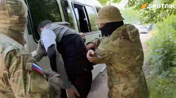The FSB published footage showing the detention of a Russian citizen who planned to assassinate Crimean head Sergey Aksyonov - Sputnik India