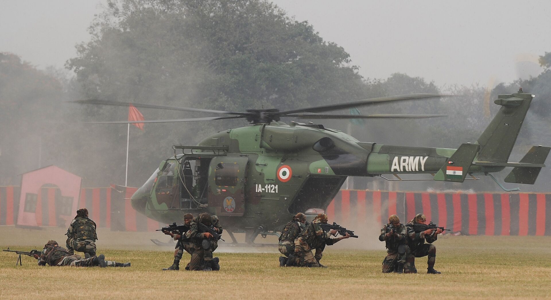 Soldiers take position while performing a drill after alighting from an HAL Dhruv helicopter during an Army weaponry exhibition in Kolkata. (File) - Sputnik भारत, 1920, 28.08.2023