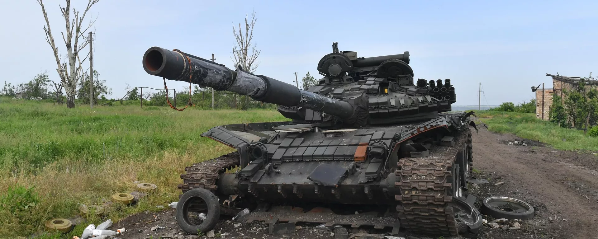 Destroyed Ukrainian Tank in a Village Near the Frontline in the Artemovsk (Bakhmut) Direction - Sputnik भारत, 1920, 28.08.2023