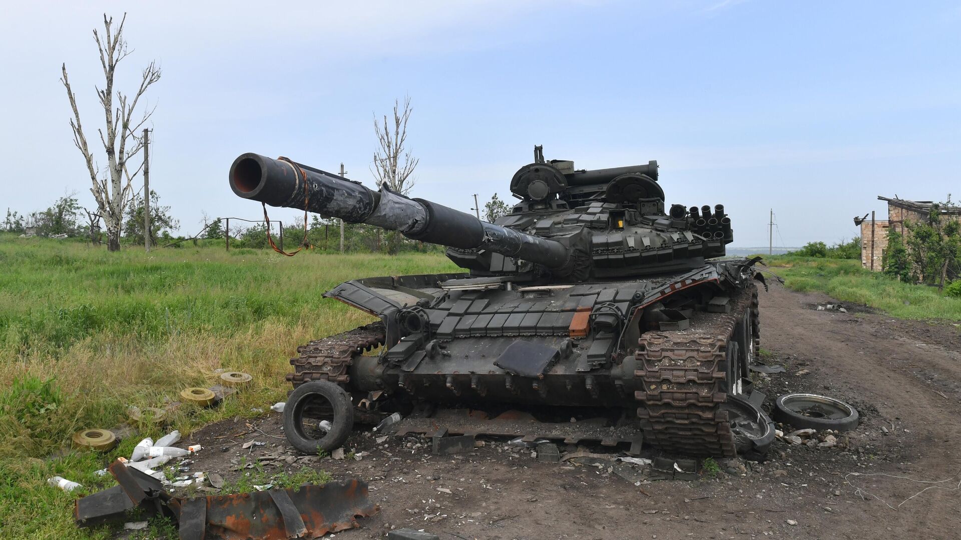 Destroyed Ukrainian Tank in a Village Near the Frontline in the Artemovsk (Bakhmut) Direction - Sputnik भारत, 1920, 03.09.2023