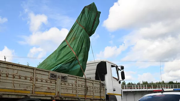 Truck carries part of the remains of the Embraer Legacy jet that went down over Tver region on Wednesday carrying 10 people, including, it is believed, Wagner boss Evgeny Prigozhin. - Sputnik भारत