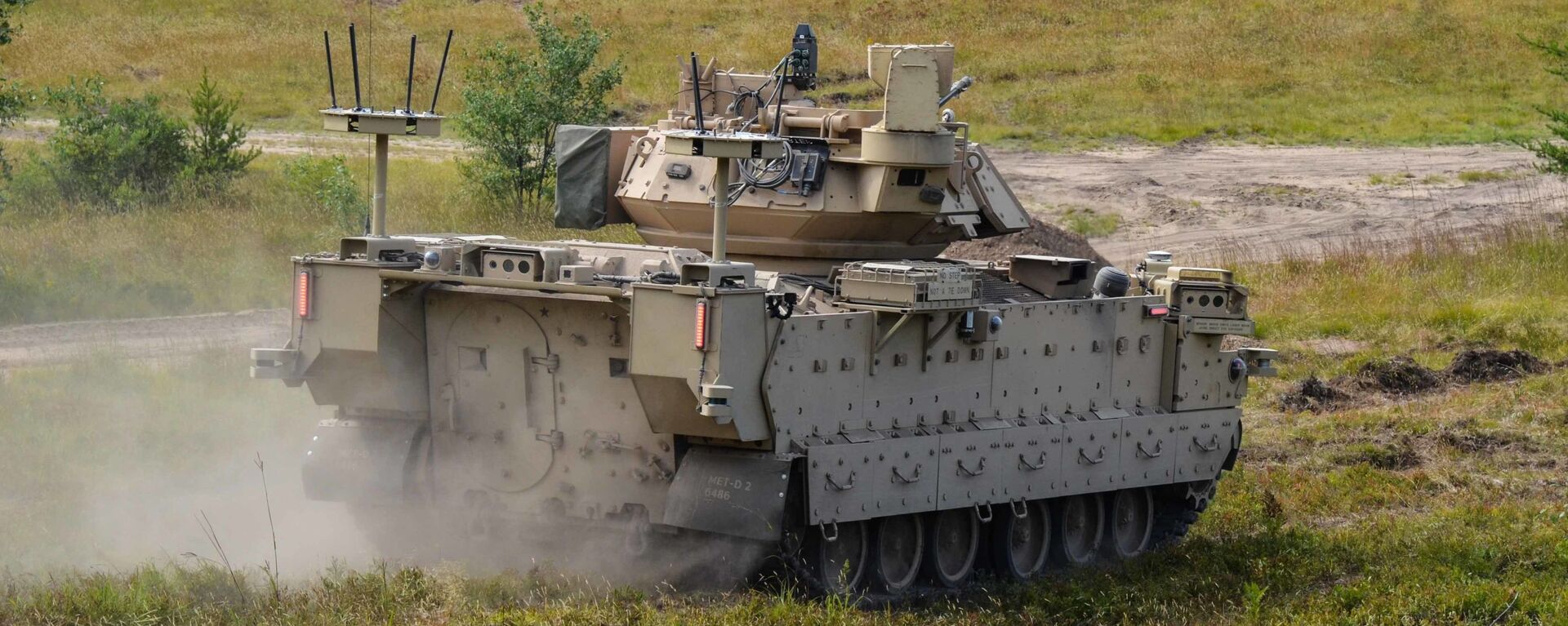 Modified Bradley Fighting Vehicles known as Mission Enabling Technologies Demonstrators (MET-D) and modified M113 tracked armored personnel carriers, known as Robotic Combat Vehicles (RCVs) are being utilized in a soldier operation experimentation at Ft. Carson, Col., from June 15 – Aug. 14, 2020. - Sputnik भारत, 1920, 29.08.2023