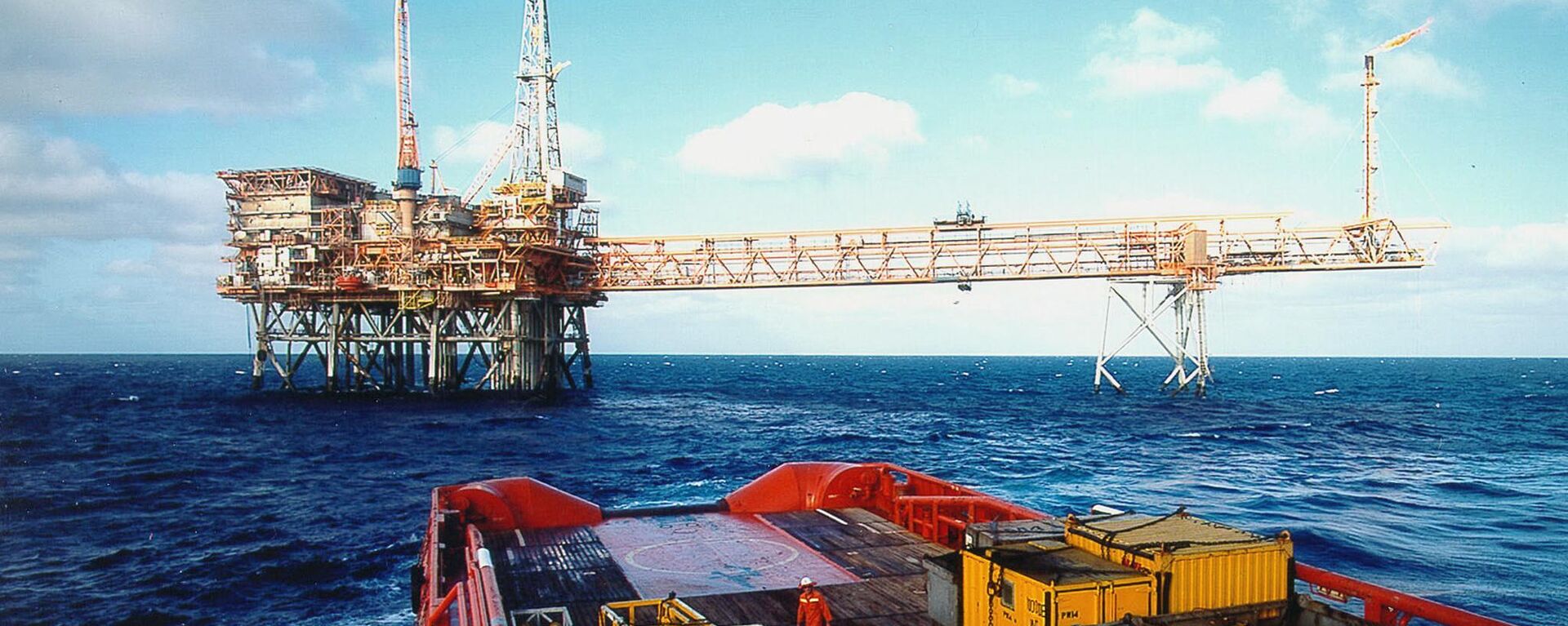 An undated handout photo shows Australian resources giant Woodside's Cossack Pioneer oil production facility in the North West Shelf (NWS) gas project, which produces a third of Australia's oil and half of its natural gas, off the northwest coast of Australia.  Australian Treasurer Peter Costello said in Canberra, 23 April 2001, the government had blocked Royal Dutch Shell's 10 billion Australian dollar (five billion USD) takeover for Woodside Petroleum Ltd because it was against the national interest. - Sputnik India, 1920, 13.09.2023