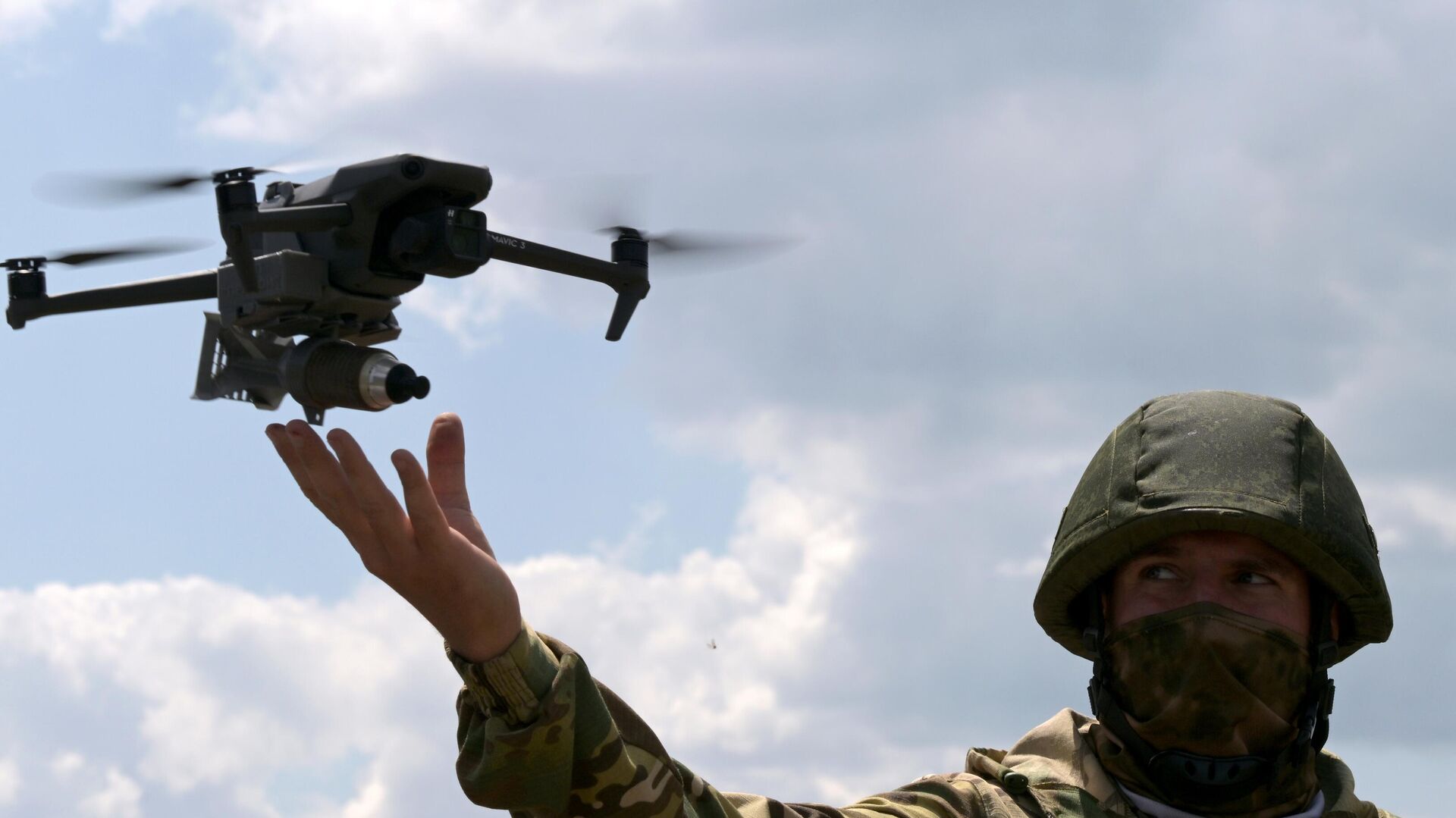 A Russian serviceman is seen using a drone in the special operation zone in Ukraine. File photo - Sputnik भारत, 1920, 03.09.2023