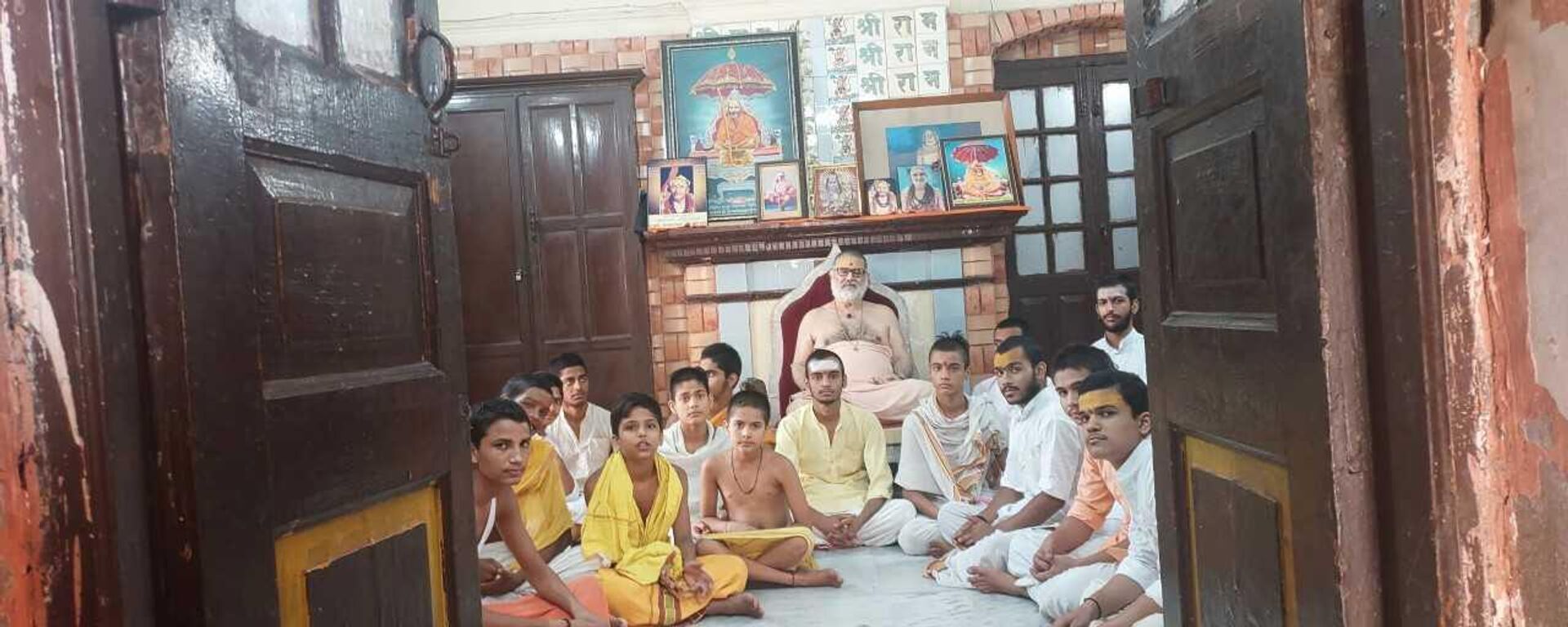 Young Sanskrit students along with their Guru at the 'Dharma Sangh Mahavidyalya, Delhi - Sputnik India, 1920, 31.08.2023
