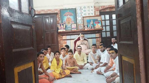 Young Sanskrit students along with their Guru at the 'Dharma Sangh Mahavidyalya, Delhi - Sputnik India