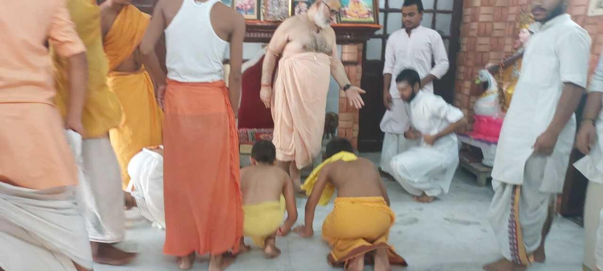 The students seeking blessings of their Guru at the  'Dharma Sangh Mahavidyalya' - Sputnik India, 1920, 31.08.2023