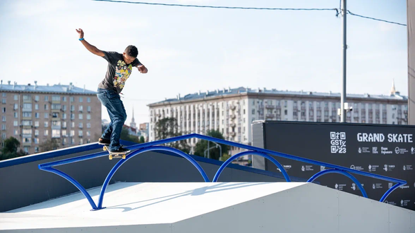 A participant of Grand Skate Tour 2023 festival performs at Gorky Park, Moscow, Russia - Sputnik भारत