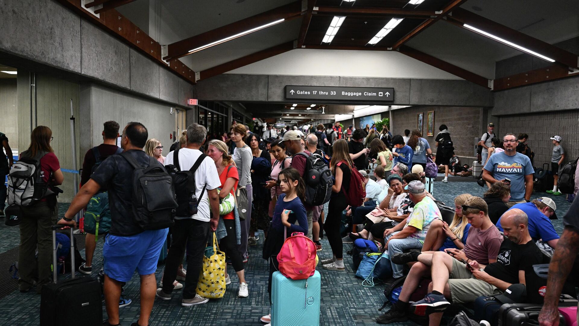 Passengers try to rest and sleep after canceled and delayed flights while others wait to board flights off the island as thousands of passengers were stranded at the Kahului Airport (OGG) in the aftermath of wildfires in western Maui in Kahului, Hawaii on August 9, 2023. The death toll from a wildfire that turned a historic Hawaiian town to ashes has risen to 36 people, officials said on August 9. - Sputnik भारत, 1920, 02.09.2023