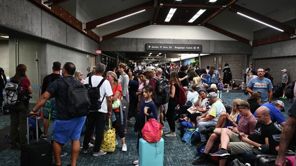 Passengers try to rest and sleep after canceled and delayed flights while others wait to board flights off the island as thousands of passengers were stranded at the Kahului Airport (OGG) in the aftermath of wildfires in western Maui in Kahului, Hawaii on August 9, 2023. The death toll from a wildfire that turned a historic Hawaiian town to ashes has risen to 36 people, officials said on August 9. - Sputnik भारत