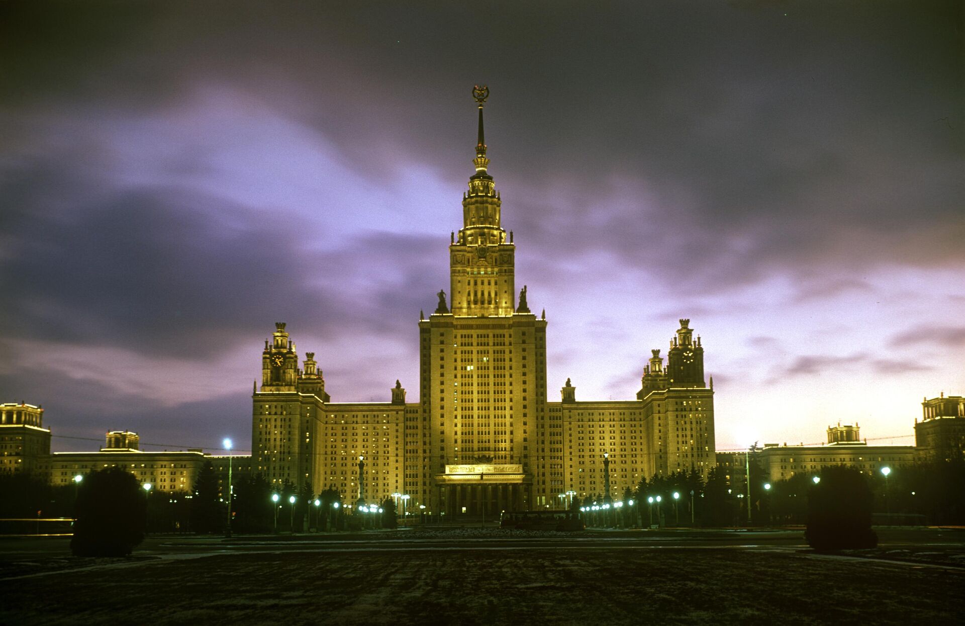 Главное здание Московского государственного университета имени М.В. Ломоносова, 1981 год - Sputnik भारत, 1920, 02.09.2023