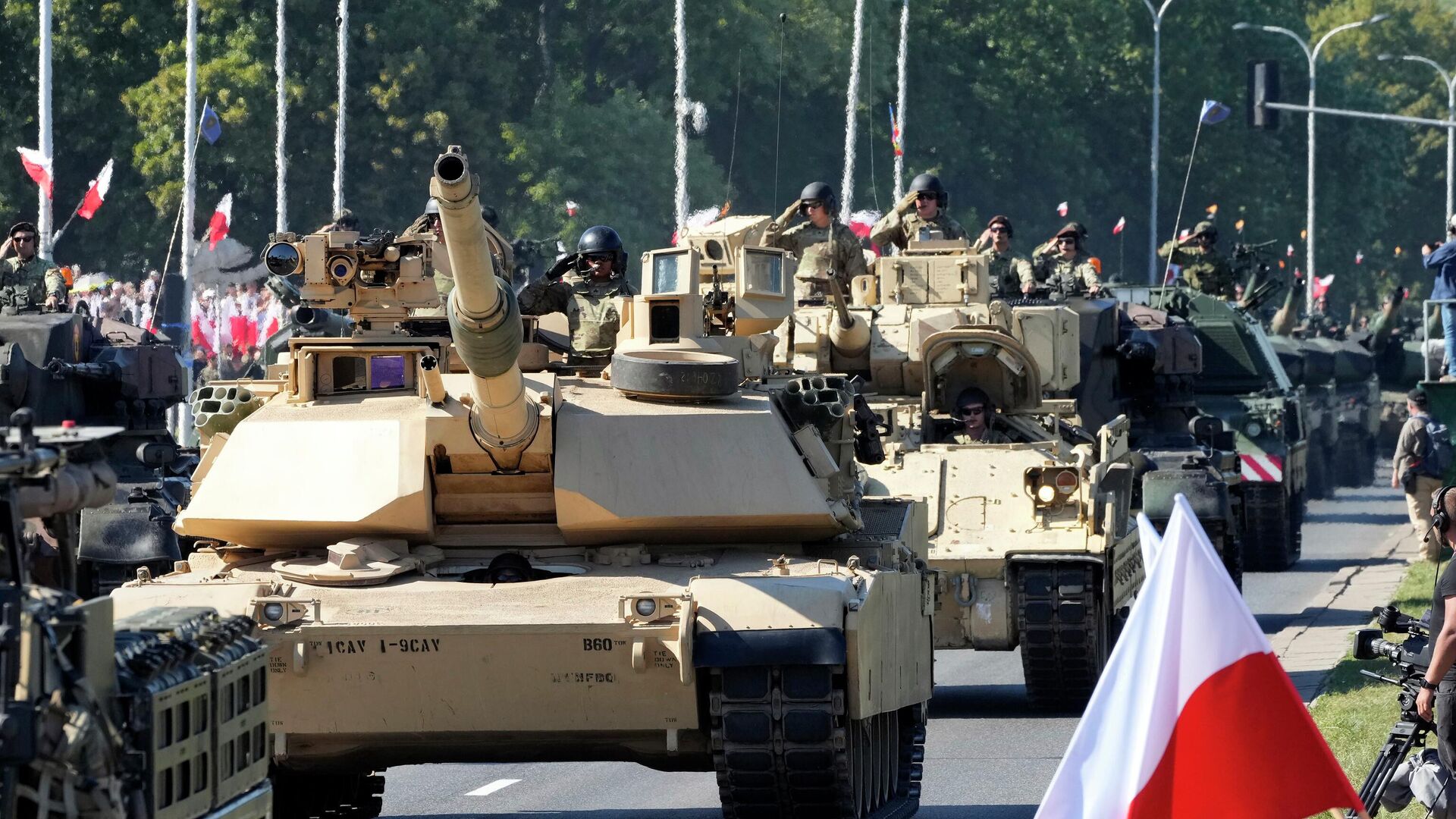US-made Abrams tanks purchased by Poland take part in a massive military parade to celebrate the Polish Army Day in Warsaw. August 15, 2023. - Sputnik भारत, 1920, 03.09.2023