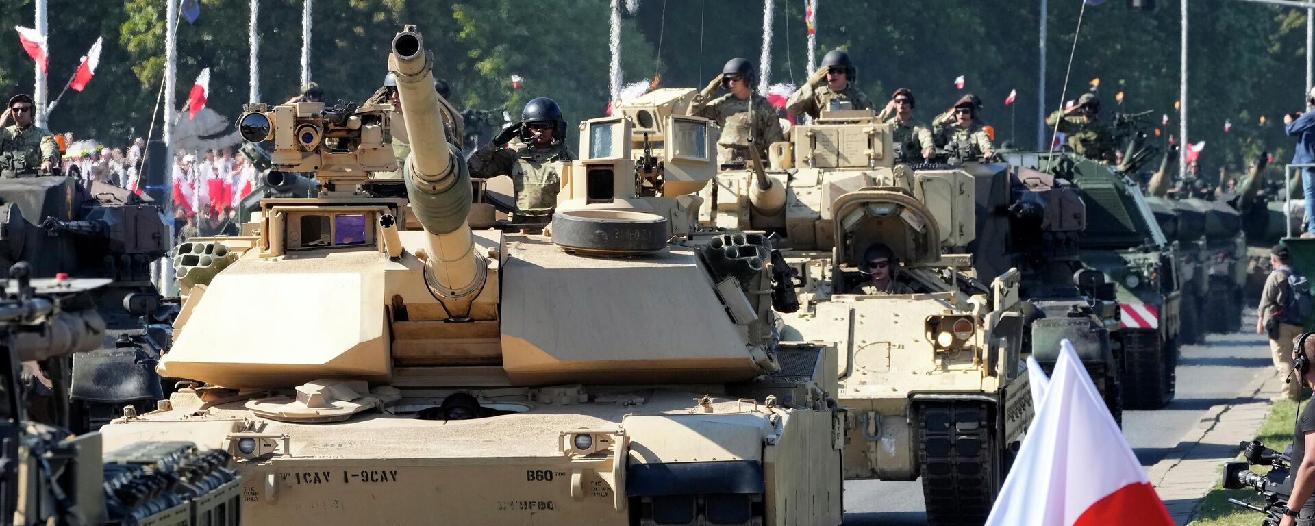 US-made Abrams tanks purchased by Poland take part in a massive military parade to celebrate the Polish Army Day in Warsaw. August 15, 2023. - Sputnik भारत, 1920, 03.09.2023