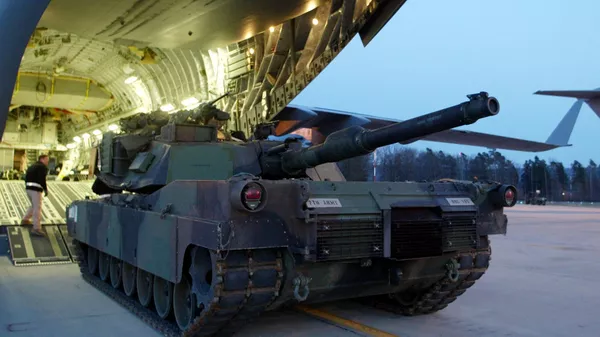 US soldiers of the 1st armored Brigade of the 1st Infantry Division load a M1-A Abrams tank  - Sputnik भारत