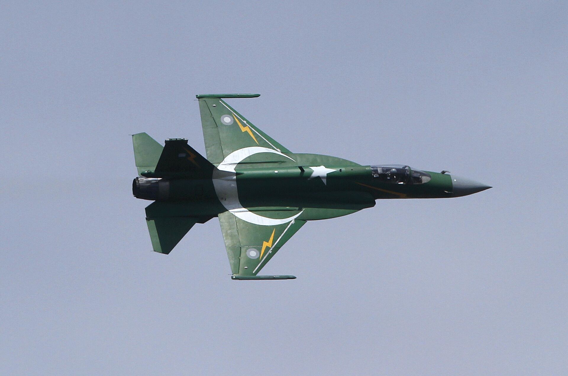 A Pakistani JF-17 fighter aircraft flies in a formation during a ceremony to mark Pakistani Defense Day, in Islamabad, Sunday, Sept. 6, 2015. - Sputnik भारत, 1920, 05.09.2023