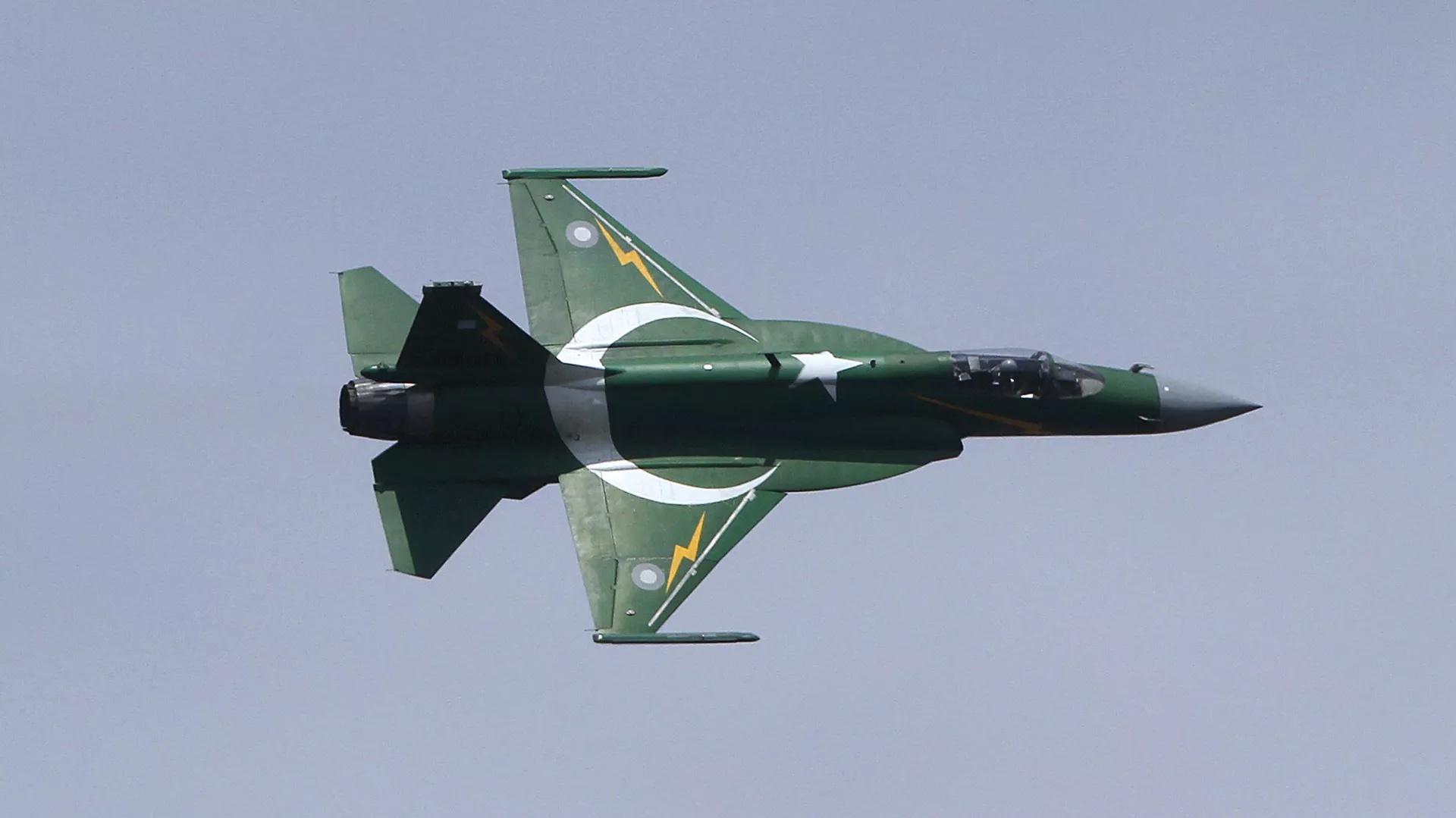 A Pakistani JF-17 fighter aircraft flies in a formation during a ceremony to mark Pakistani Defense Day, in Islamabad, Sunday, Sept. 6, 2015. - Sputnik India, 1920, 03.09.2023