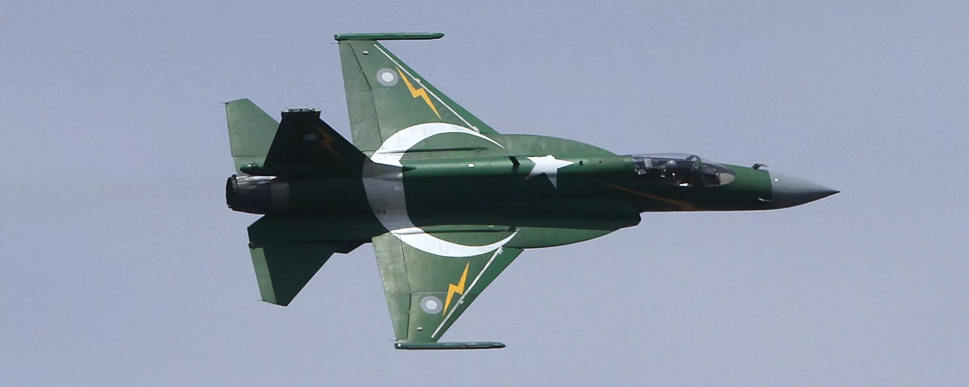 A Pakistani JF-17 fighter aircraft flies in a formation during a ceremony to mark Pakistani Defense Day, in Islamabad, Sunday, Sept. 6, 2015. - Sputnik India, 1920, 03.09.2023