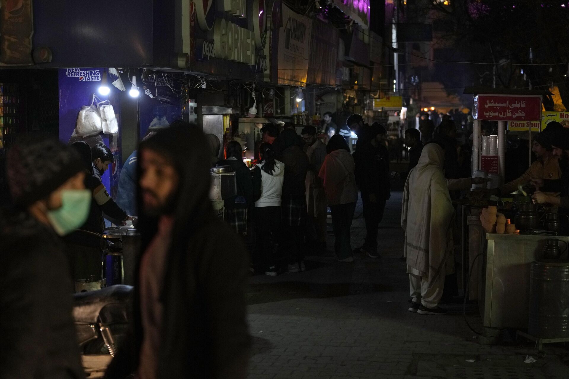 People visit a market, where some shopkeeper are using generators for electricity during a national-wide power breakdown, in Islamabad, Pakistan, Monday, Jan. 23, 2023. - Sputnik India, 1920, 04.09.2023