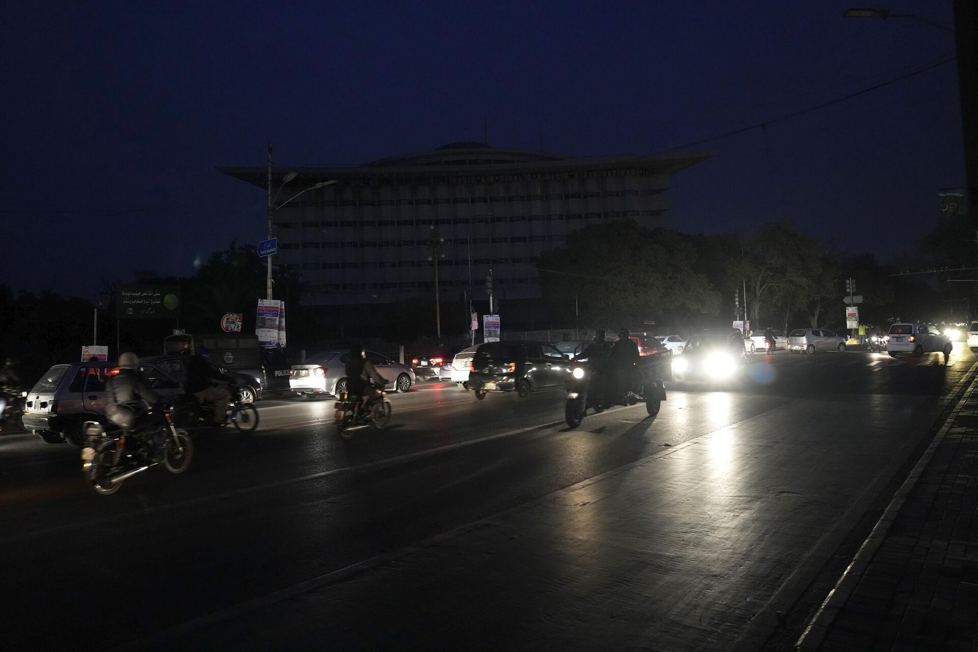 Motorcyclists and cars drive on a road during a national-wide power breakdown, in Lahore, Pakistan, Monday, Jan. 23, 2023.  - Sputnik India, 1920, 04.09.2023