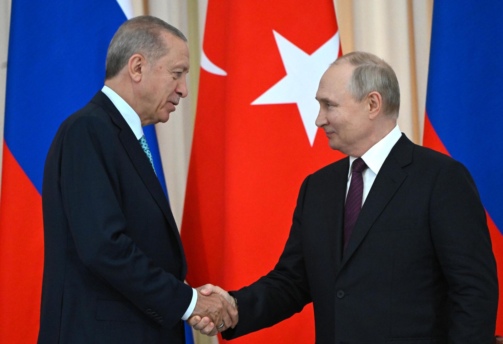 Russian President Vladimir Putin held talks with his Turkish counterpart Erdogan in Sochi. - Sputnik India, 1920, 04.09.2023