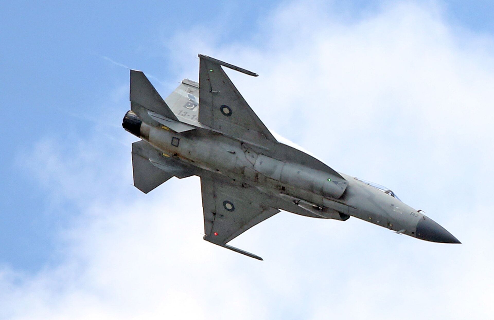 The JF-17 Thunder multi-role fighter jointly developed by China and Pakistan performs its demonstration flight at the Paris Air Show in Le Bourget, north of Paris, Tuesday June 16, 2015 - Sputnik India, 1920, 05.09.2023