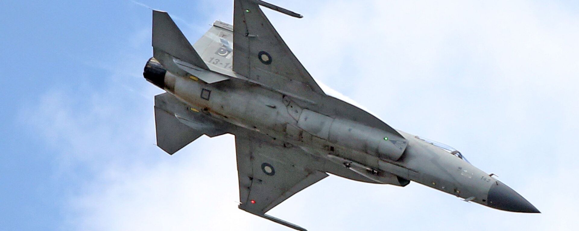 The JF-17 Thunder multi-role fighter jointly developed by China and Pakistan performs its demonstration flight at the Paris Air Show in Le Bourget, north of Paris, Tuesday June 16, 2015 - Sputnik भारत, 1920, 05.09.2023