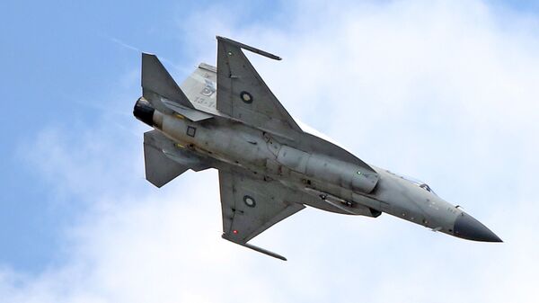 The JF-17 Thunder multi-role fighter jointly developed by China and Pakistan performs its demonstration flight at the Paris Air Show in Le Bourget, north of Paris, Tuesday June 16, 2015 - Sputnik भारत