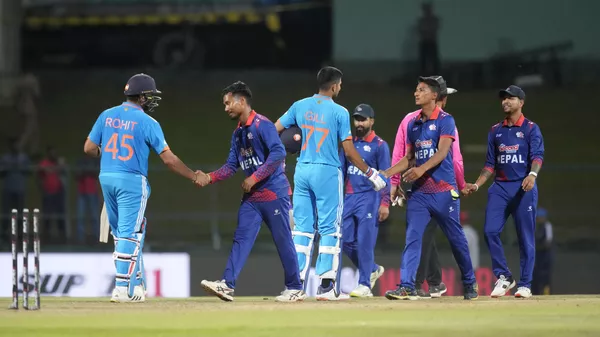 Nepals' team members congratulate India's Rohit Sharma and Shubman Gill  - Sputnik भारत