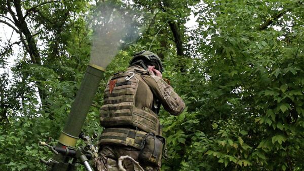 Russian forces from the Zapad group of forces fire 82 mm mortar in Kupyansk direction. July 28, 2023. - Sputnik भारत