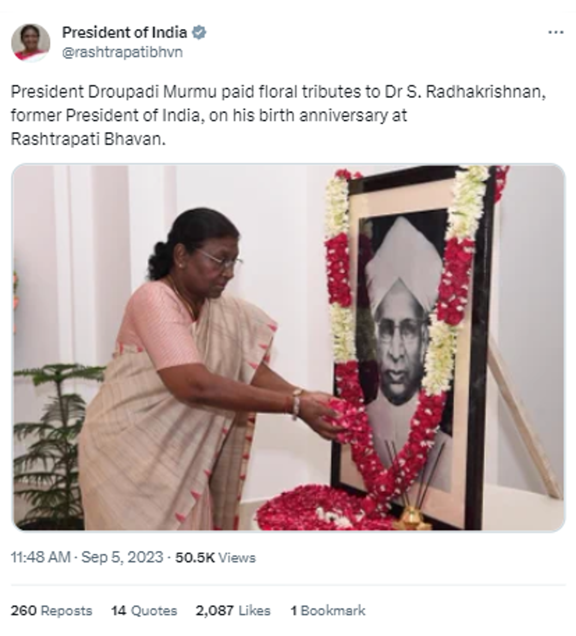 India's President Droupadi Murmu paid floral tributes to Dr S. Radhakrishnan, former President of India, on his birth anniversary at Rashtrapati Bhavan. - Sputnik India, 1920, 05.09.2023