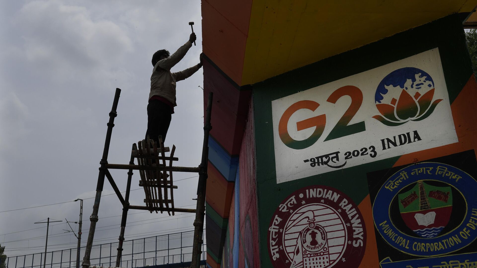 A worker paints an under-construction overhead bridge near the main venue of the G20 Summit, in New Delhi, India, Thursday, Aug. 24, 2023. - Sputnik भारत, 1920, 06.09.2023