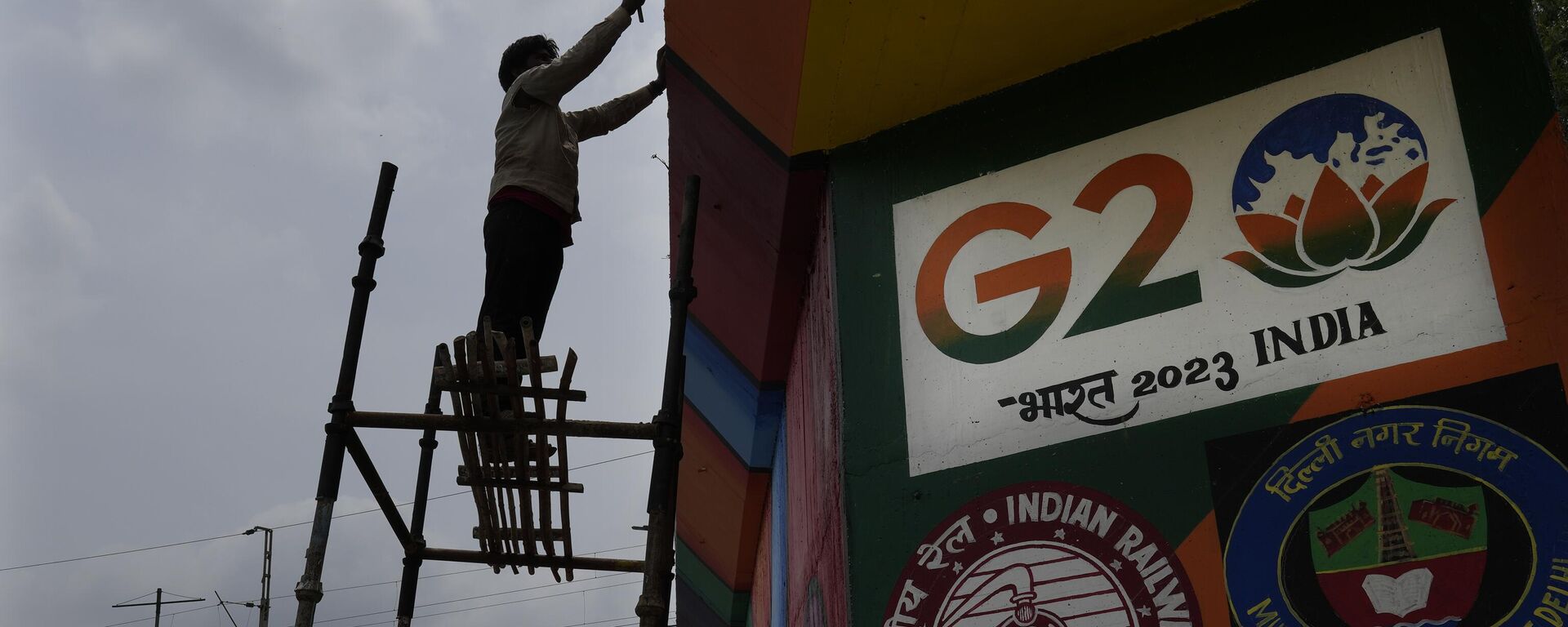 A worker paints an under-construction overhead bridge near the main venue of the G20 Summit, in New Delhi, India, Thursday, Aug. 24, 2023. - Sputnik India, 1920, 07.09.2023